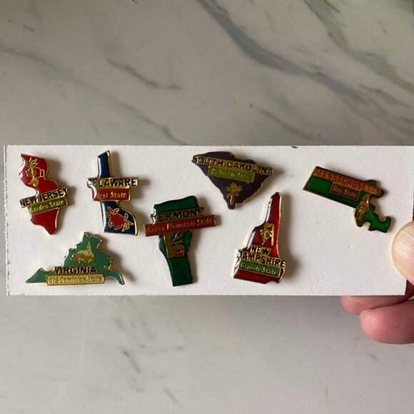 LOT OF 7 vintage USA state souvenir enamel pins - Picture 1 of 6